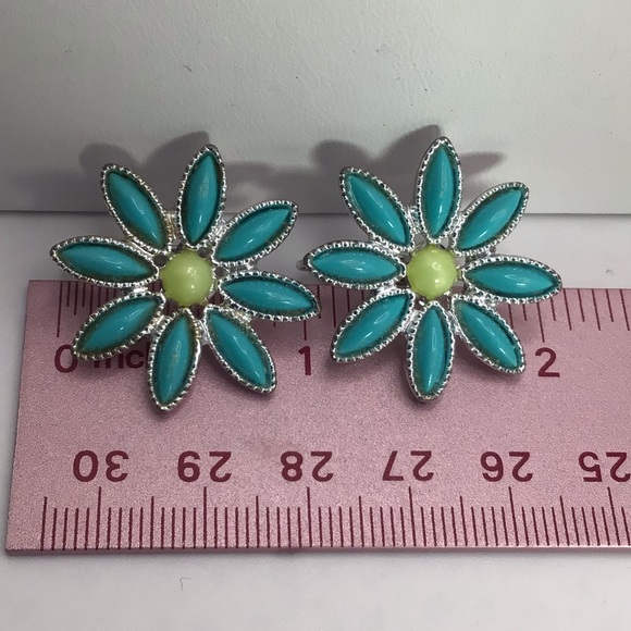 “Daisy Time” Sarah Coventry clip earrings. - Picture 5 of 6